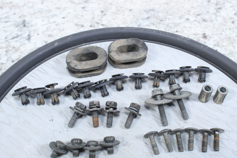 2001 YAMAHA GRIZZLY 600 Front Fenders and Flares Mounting Bolts 90480-01400-00