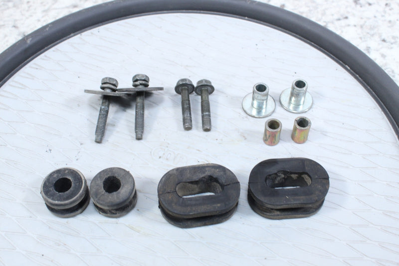 2001 YAMAHA GRIZZLY 600 Fuel Tank Grommets Bolts Collars 90480-01400-00