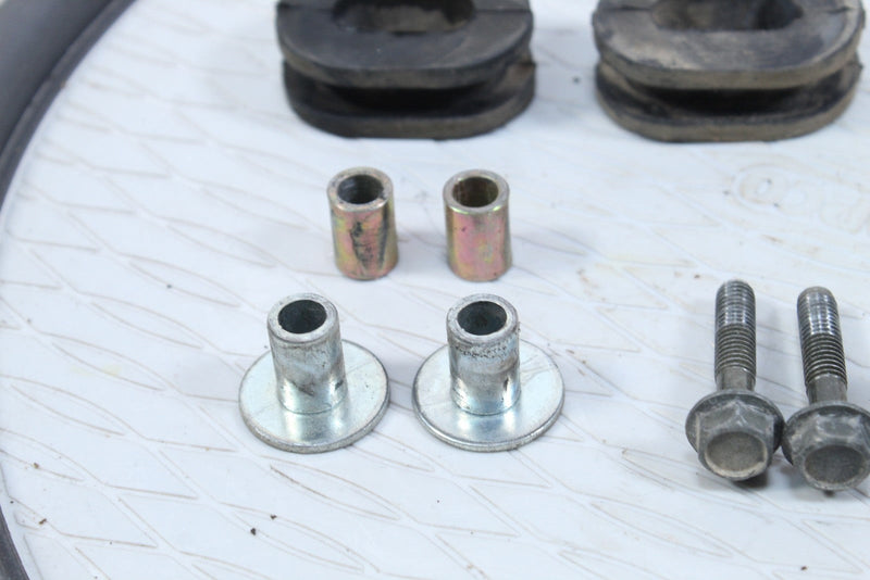2001 YAMAHA GRIZZLY 600 Fuel Tank Grommets Bolts Collars 90480-01400-00