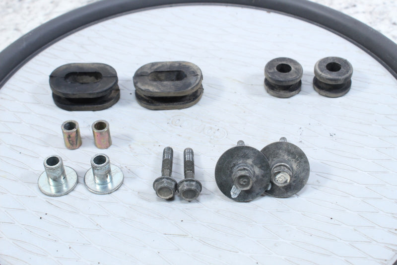 2001 YAMAHA GRIZZLY 600 Fuel Tank Grommets Bolts Collars 90480-01400-00