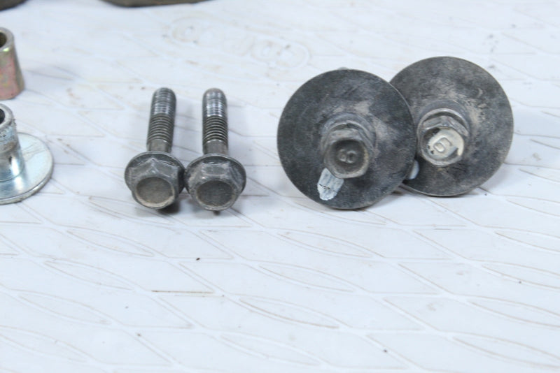 2001 YAMAHA GRIZZLY 600 Fuel Tank Grommets Bolts Collars 90480-01400-00