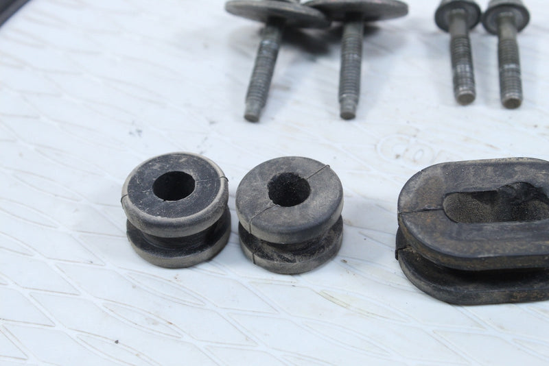 2001 YAMAHA GRIZZLY 600 Fuel Tank Grommets Bolts Collars 90480-01400-00