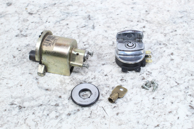 2005 HARLEY-DAVIDSON ROAD KING CLASSIC FLHRCI Lock Set Ignition Switch 71313-96A - Motorcycle