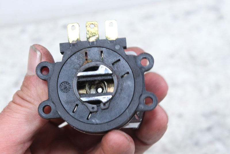 2005 HARLEY-DAVIDSON ROAD KING CLASSIC FLHRCI Lock Set Ignition Switch 71313-96A - Motorcycle