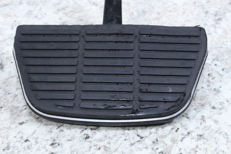 2005 HARLEY-DAVIDSON ROAD KING CLASSIC FLHRCI Passenger Footpegs Rests 50613-91A - Motorcycle
