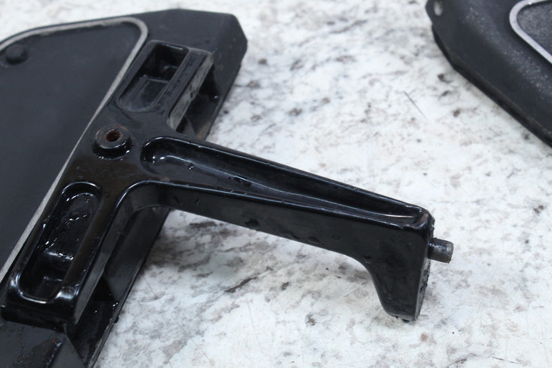 2005 HARLEY-DAVIDSON ROAD KING CLASSIC FLHRCI Passenger Footpegs Rests 50613-91A - Motorcycle
