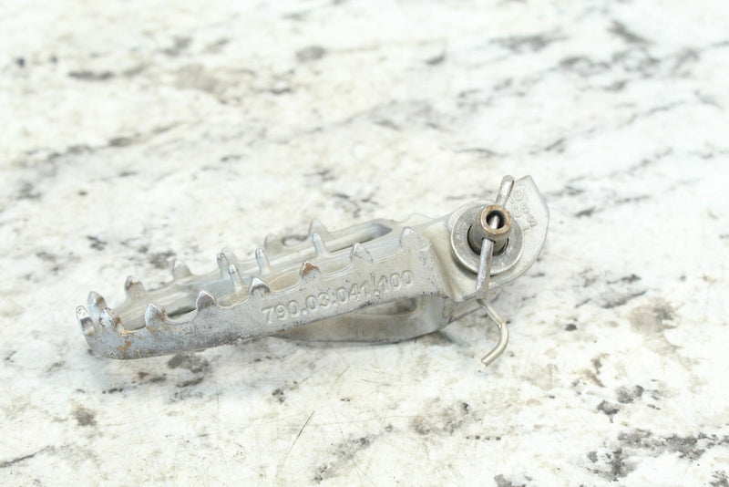 2020 HUSQVARNA FC250 FC 250 Right Foot Peg Footpeg 79003041100 79003041000 Motorcycle